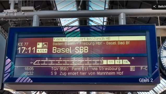 Anzeige gestern an Bahngleis in Karlsruhe: ICE 77 mit 40 min Verspätung (17:51 statt 17:11) fährt nicht wie geplant nach Zürich, sondern endet in Basel SBB