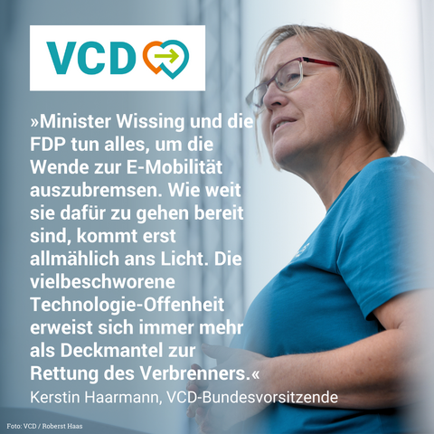 Man sieht ein Profilbild der VCD-Bundesvorsitzenden Kerstin Haarmann am Rednerpult. Text im Bild: 