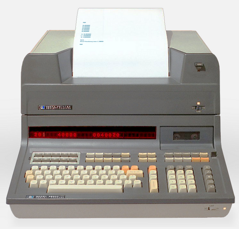 HP 9830A mit einzeiligem LED-Display, Kassettenlaufwerk und Thermodrucker.
Mitte der 1970er etwa.
https://en.wikipedia.org/wiki/HP_9800_series#/media/File:HP9830A-HP9866.png