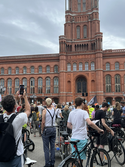 Viele Menschen vor dem Roten Rathaus Berlin