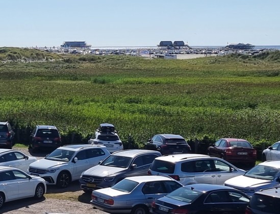 Vollgepackt Strand und Dünen in SPO.