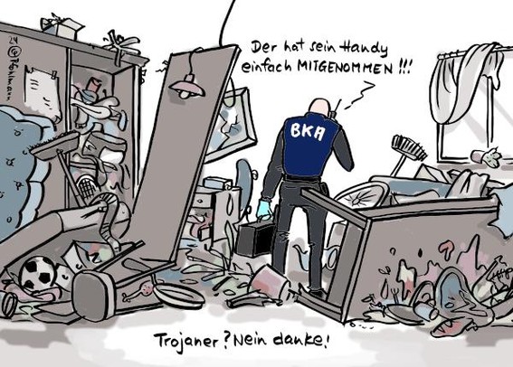 Szene mit dem Untertitel: Trojaner, nein danke!
Ein BKA-Mitarbeiter mit Koffer und Handschuhen steht in einer völlig verwüsteten Wohnung. Diese hat er gründlich durchsucht. Er spricht per Funk zu jemandem und sagt: 