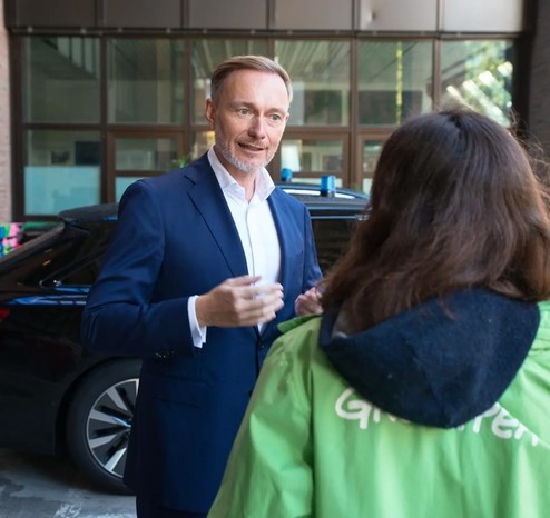 Lindner beantwortet uns EINE Frage die kurz vor seiner Abreise stellen durfen.