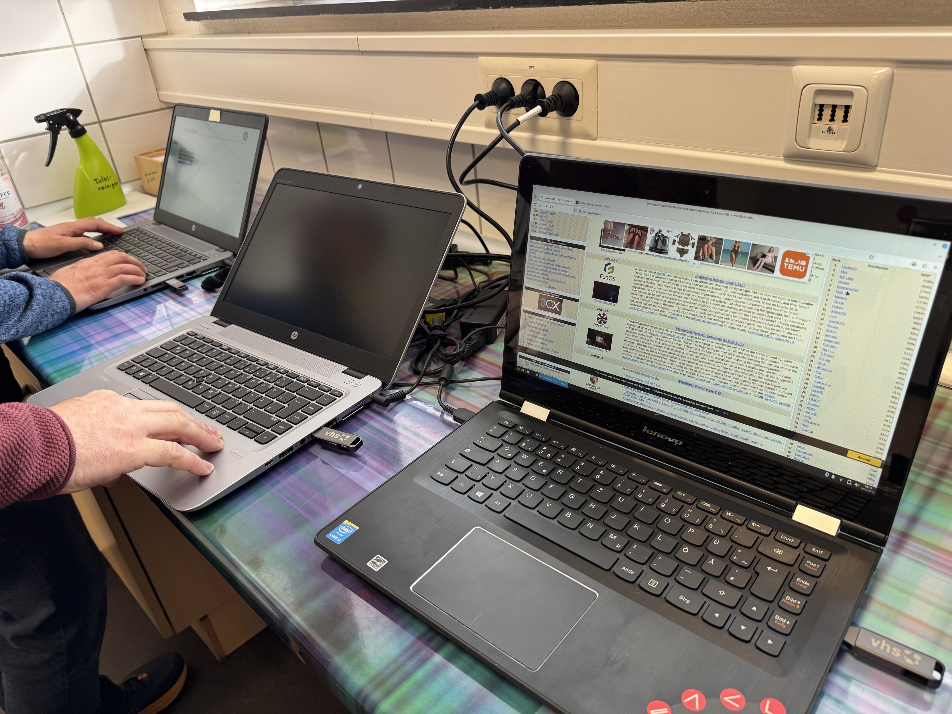 3 Laptops werden vorbereitet 3 Laptops werden vorbereitet