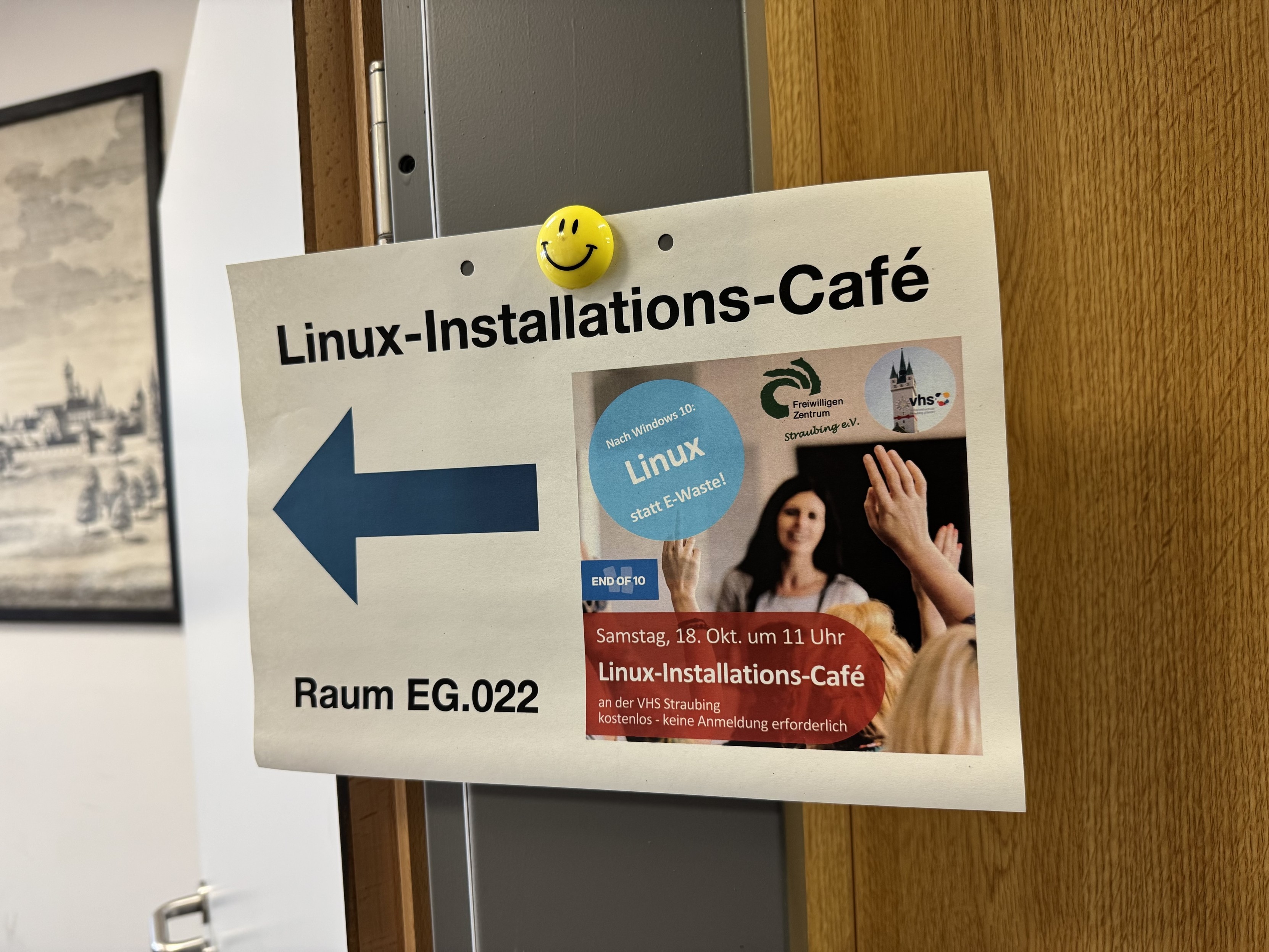 Das Hinweis-Schild zum Linux-Installations-Café hängt im Türstock Das Hinweis-Schild zum Linux-Installations-Café hängt im Türstock