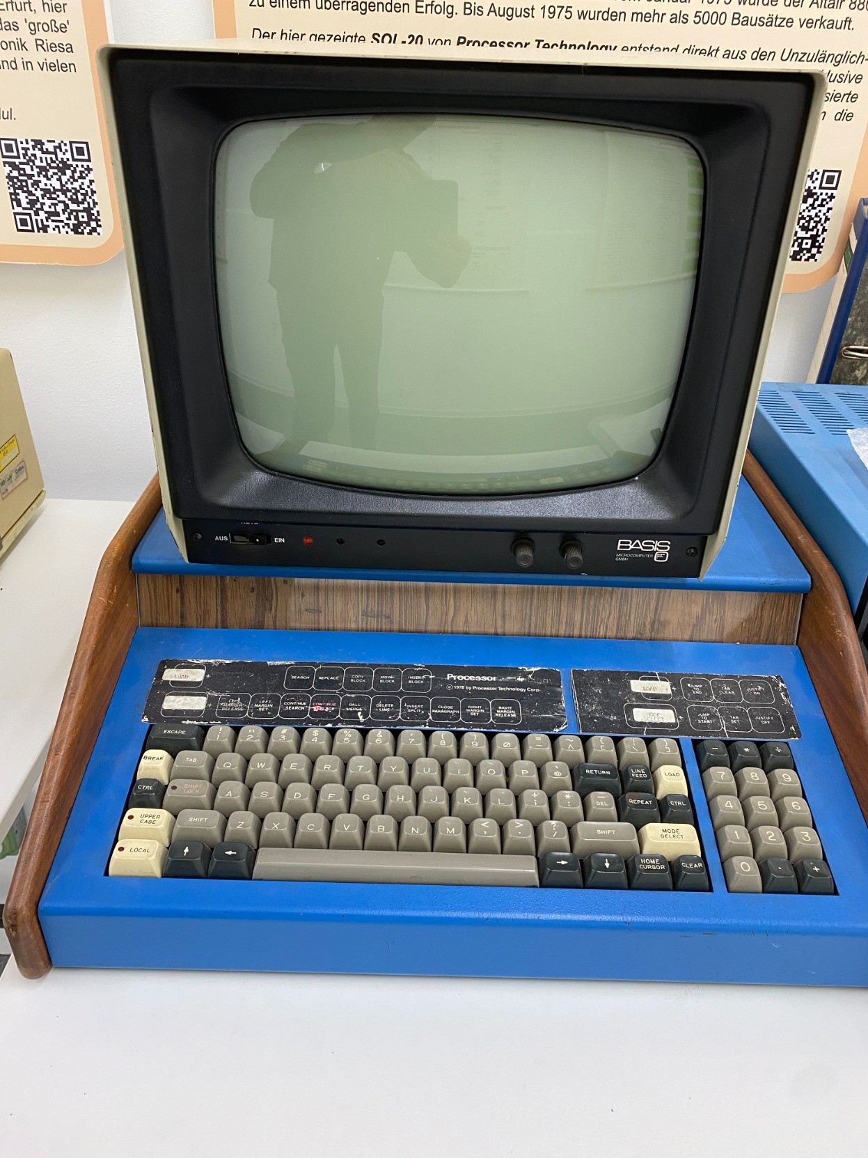 Der Sol-20 ist ein Pultcomputer aus blauen Blechteilen und Seitenteilen aus echtem Holz. Die Tastatur ist fest eingebaut. Sie besteht aus einer Alphanumerischen Tastatur sowie einem Ziffernblock. Darüber befinden sich zwei stark abgenutzte Aufkleber mit der Tastenbelegung für den Editor. Der Schriftzug 'SOL Terminal Computer" und "Prozessor Technology" der normalerweise am Gehäuse ist fehlt. Auf dem Rechner steht ein schwarz/weis Monitor mit einem schwarzen Rahmen und grauem Gehäuse. Unten, auf der Blende, ist ein Ein-/Ausschalter, eine Kontrolleuchte sowie zwei Drehregler für die Bildeinstellung. Rechts ist in weis der Schriftzug "BASIS Microcomputer GmbH" zu sehen.