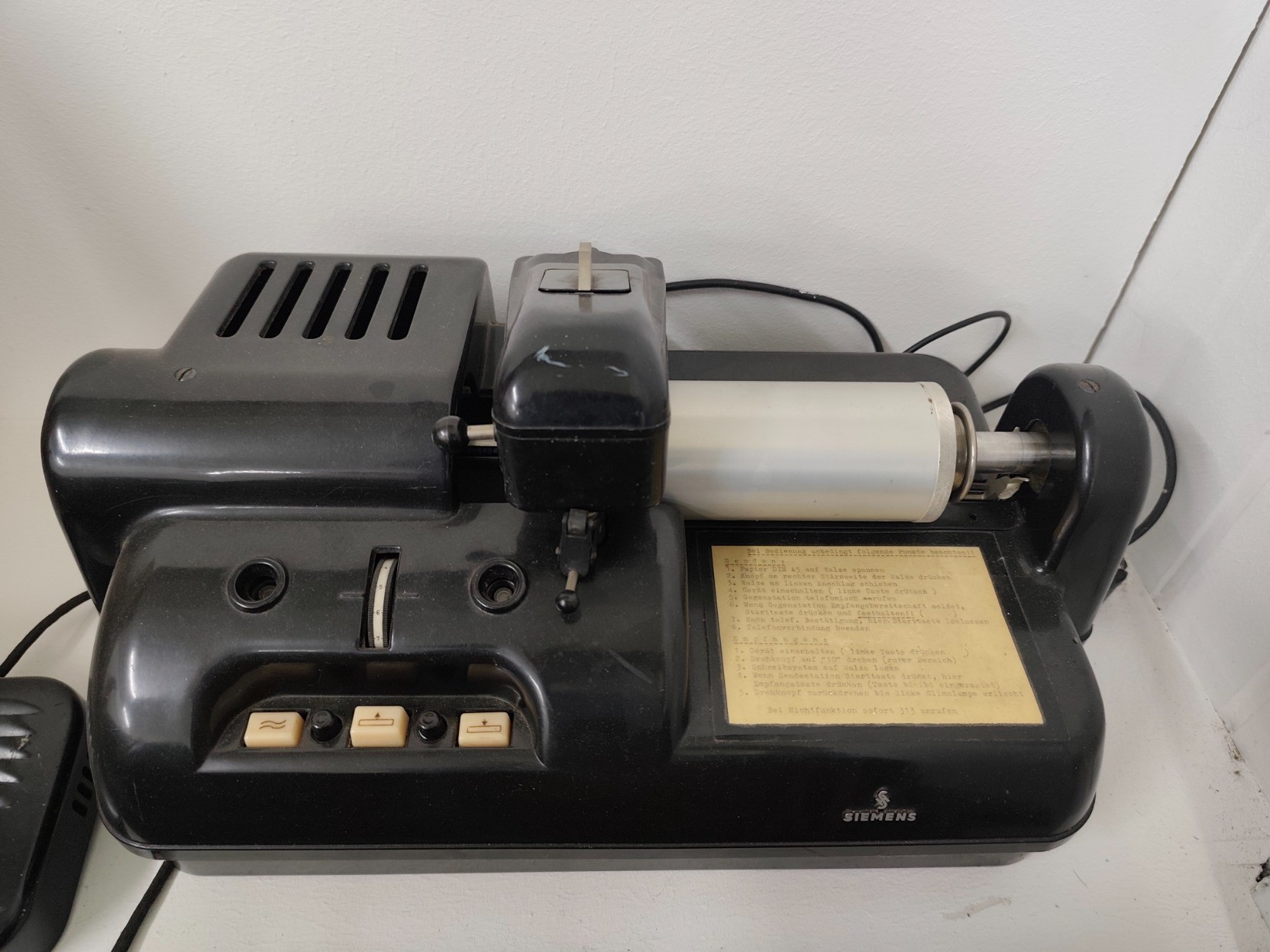 Das KF108 hat ein rundliche Bakelitgehäuse. An der Vorderseite gibt rechts ein Siemens&Halske Logo. Links sitzen drei weiße, rechteckige Tasten, zwei Anzeigelampen und dazwischen ein Drehrad. Oben sitzt eine silberne Aluminiumtrommel auf die man das Papier spannt. Darüber ein großer schwarzer Arm in dem die Abtast- und Schreibmechanik steckt. Unter der Trommel ist eine mit Schreibmaschine geschriebene Bedienungsanweisung zu angebracht.